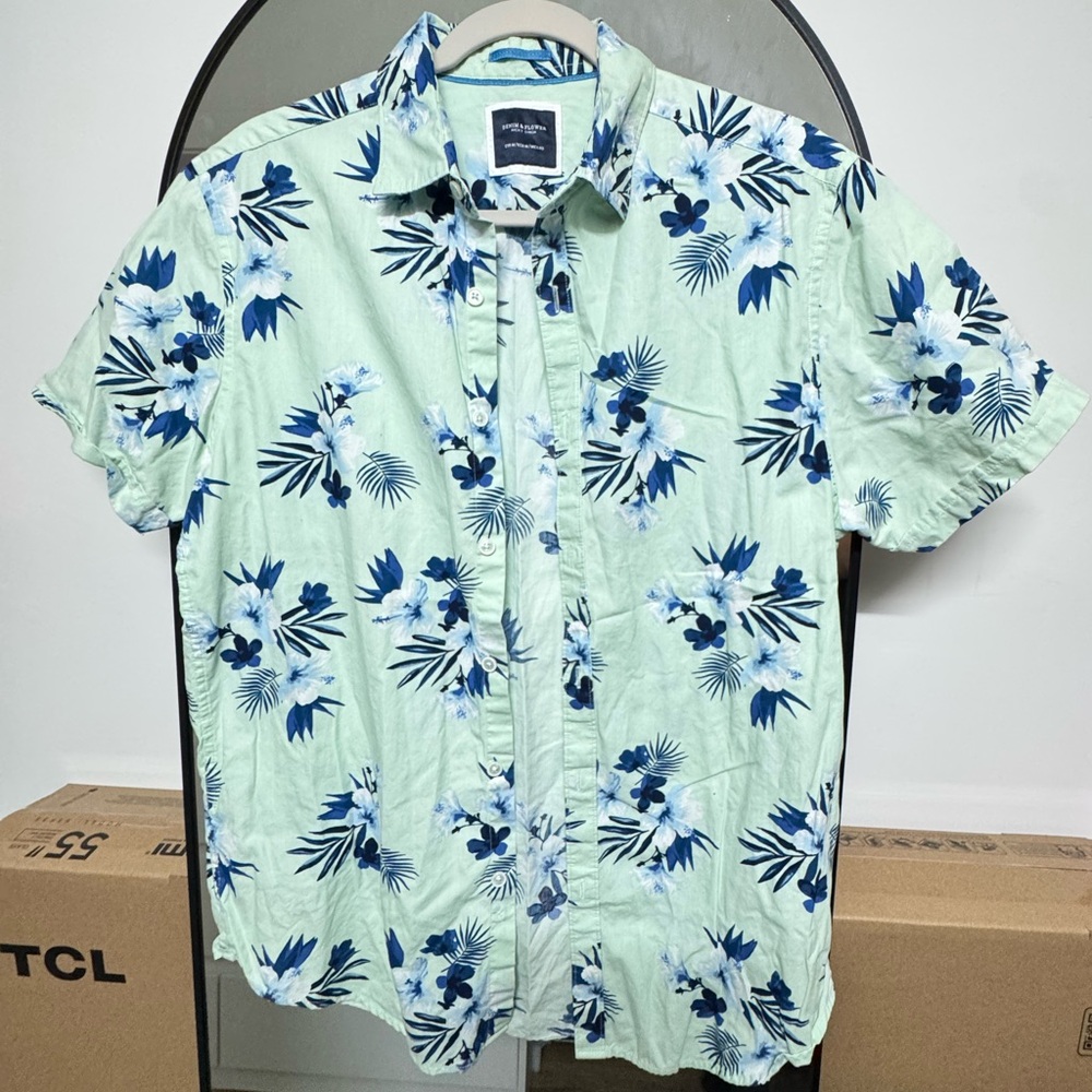 Denim & Flower
Casual Dress Shirt
Size Medium
Floral Mint Color